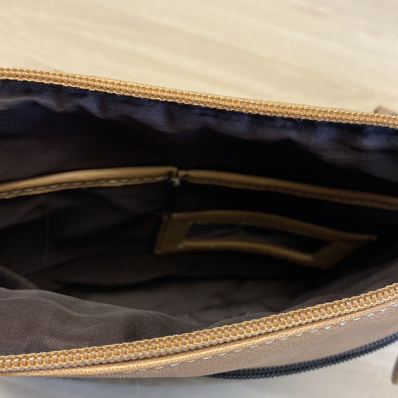 CL Logo by Carryland Faux Leather Crossbody Purse Dk Brown/Tan 10”L x 10”W - Picture 5 of 6